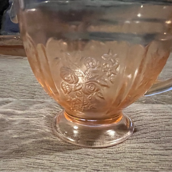 Vintage pink depression glass creamer, cabbage rose pattern - Picture 2 of 2